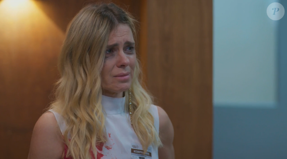 Mulher de Marco Aurélio (Alexandre Nero), Leila (Carolina Dieckmmann) encontra arma na mala do executivo, na novela 'Vale Tudo', capítulo deste sábado, 20 de setembro de 2025