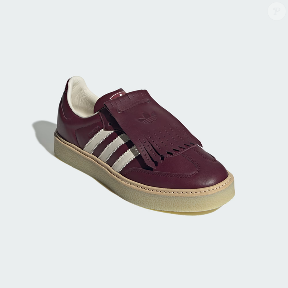 Esse tênis Adidas Samba mais recentes que vi tem uma aparência que me fez duvidar que seja o modelo Samba, mas são, e exalam um luxo discreto que adoramos