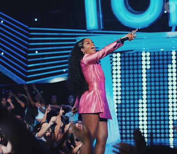 Iza usou blazer como vestido no programa 'Só toca Top'. Ela ficou incrível com esse tom de rosa e com as presilhas no cabelo