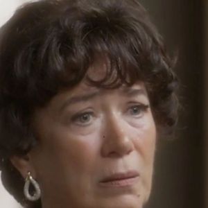 Novela 'Garota do Momento': Maristela fica preocupada quando percebe que Juliano está com uma arma.