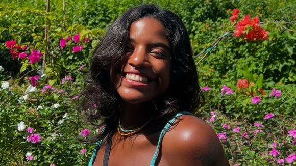 Corpo de Juliana Marins é levado para análises após ser içado de vulcão na Indonésia antes de ser liberado à família; operação de resgate durou 7h