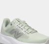 Com apenas 203 gramas no tamanho 40, o New Balance 413 V3 Feminino tem construção leve e foi desenvolvido para uso na rua, na esteira e em diferentes momentos da rotina