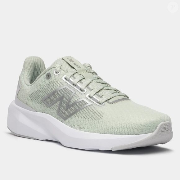 Com apenas 203 gramas no tamanho 40, o New Balance 413 V3 Feminino tem construção leve e foi desenvolvido para uso na rua, na esteira e em diferentes momentos da rotina