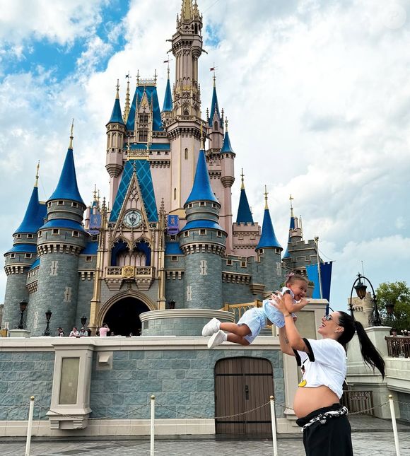 Namorada de Neymar, Bruna Biancardi viajou para a Disney para montar o enxoval da segunda filha, Mel