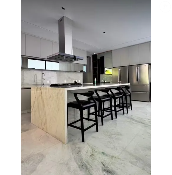 Mansão de Zé Felipe está à venda