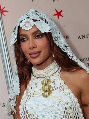 Anitta é vista aos beijos com novo affair em festa no Rio