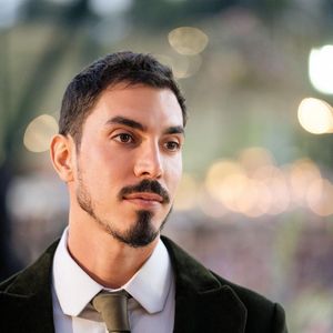 Já Gabriel David usou o visual que sempre aparece em eventos: de cabelo curto e barba na régua