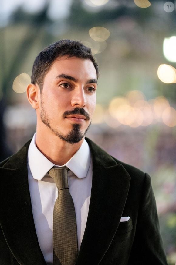 Já Gabriel David usou o visual que sempre aparece em eventos: de cabelo curto e barba na régua