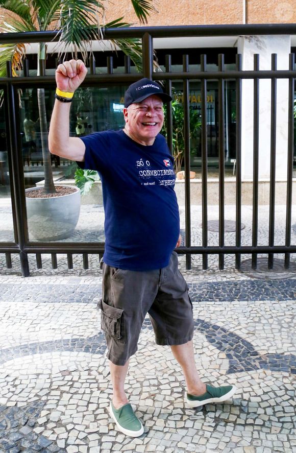O jornalista Chico Pinheiro na manifestação em Copacabana contra a anistia dos condenados pelo golpe de 8 de janeiro