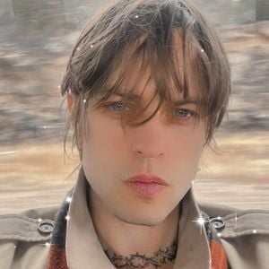 Suposto namorado de Jenna Ortega também chegou a apoiar uma banda com o título de cunho racista