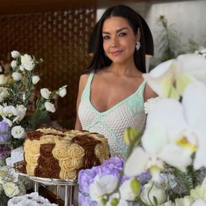 Atriz investe em look sofisticado com franjas e modelagem ajustada para celebrar nova idade