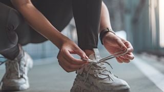 Tênis de corrida branco: 4 modelos perfeitos para qualquer mulher vaidosa deixar o look de academia + confortável e bonito