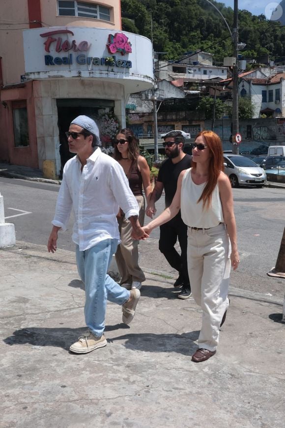 7. Acompanhado de Giovanna Ewbank, Bruno Gagliasso se despediu do pai, Paulo César Pereira Marques, aos 79 anos. O velório foi realizado nesta terça-feira (29), no Cemitério São João Batista, no Rio de Janeiro. Segundo a colunista Fábia Oliveira, do Metrópoles, Paulo estava internado havia aproximadamente 20 dias e sofreu um AVC durante o período