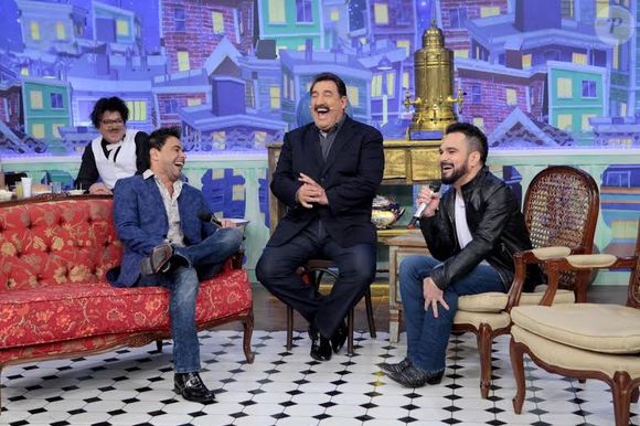 Zezé Di Camargo e Luciano voltaram a frequentar o programa de Ratinho, mostrando que o problema foi superado