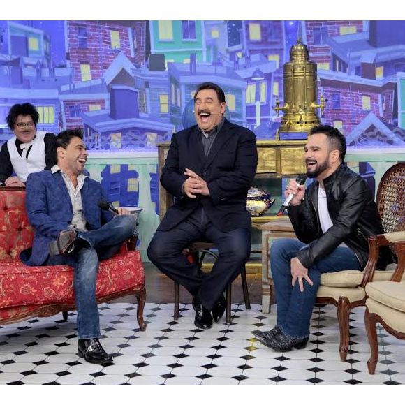 Zezé Di Camargo e Luciano voltaram a frequentar o programa de Ratinho, mostrando que o problema foi superado