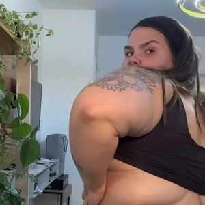 Thais Carla mostrou as pernas, pés, rosto, costas e diversas áreas do seu corpo