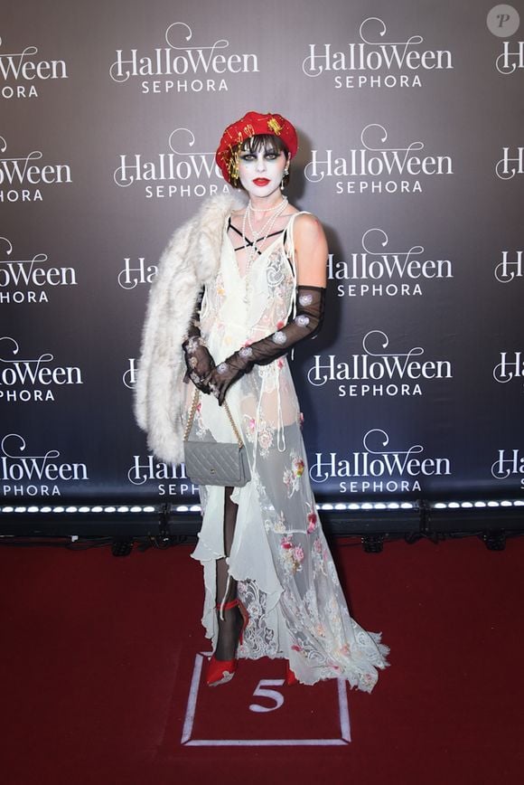 Baile de Halloween da Sephora 2025: a atriz Julianne Trevisol roubou a cena com sua fantasia ousada com chapéu a lá Cruella Devil