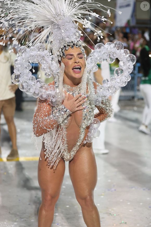 Fabíola de Andrade usou fantasia com muitos recortes no ensaio técnico da Mocidade rumo ao Carnaval 2026