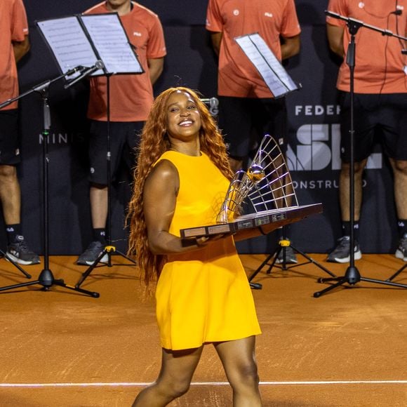 A ginasta Rebeca Andrade, estrela da cerimônia de abertura do Rio Open, escolheu um look impactante para entrar em quadra e cabelo ruivo longo