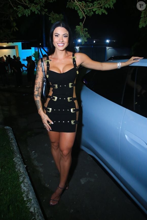 Ex de Rayane, Junior Navarro, com quem ela vem trocando farpas publicamente, confirmou a informação. Segundo ele, a influenciadora “não teria R$ 5 mil para pagar”, reforçando que Belo estaria arcando com essa despesa.