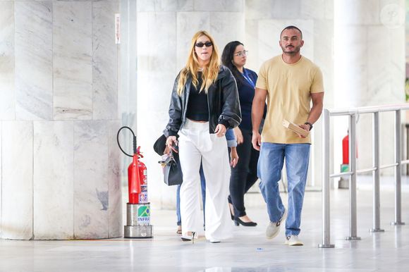 Para equilibrar a parte superior mais pesada, Virginia Fonseca apostou em uma calça branca ampla, de caimento fluido, que traz leveza e alonga a silhueta.