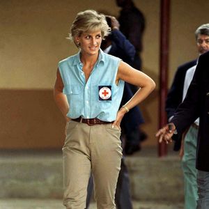 Elegância em missão: os mocassins de Diana, Princesa de gales marcaram presença até em compromissos oficiais da Cruz Vermelha, provando que conforto e sofisticação podem caminhar juntos