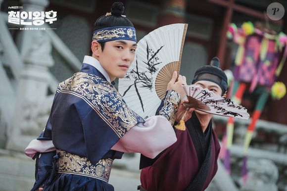 'Sr. Rainha': um chef da era moderna acorda no corpo de uma rainha na dinastia Joseon e precisa sobreviver à vida no palácio enquanto tenta voltar ao seu tempo