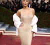 O icônico vestido de Marilyn Monroe usado por Kim Kardashian em 2022 foi eleito “o vestido mais caro do mundo” e acho que isso já responde muita coisa, não é mesmo?