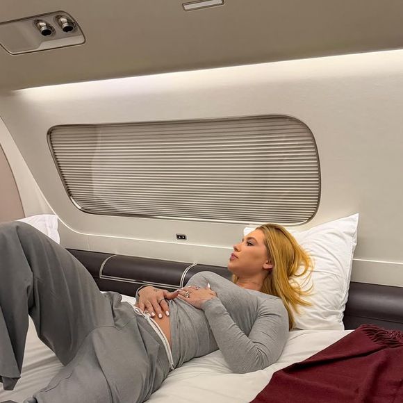 Virgínia Fonseca e Vini Jr. foram para Dubai em um jatinho com direito a cama de casal