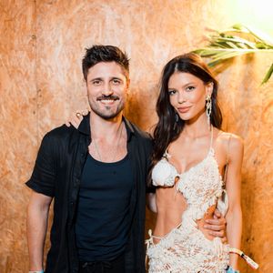 Com o namorado Daniel Rocha, Vitória Strada roubou a cena com um look de crochê todo trabalhado