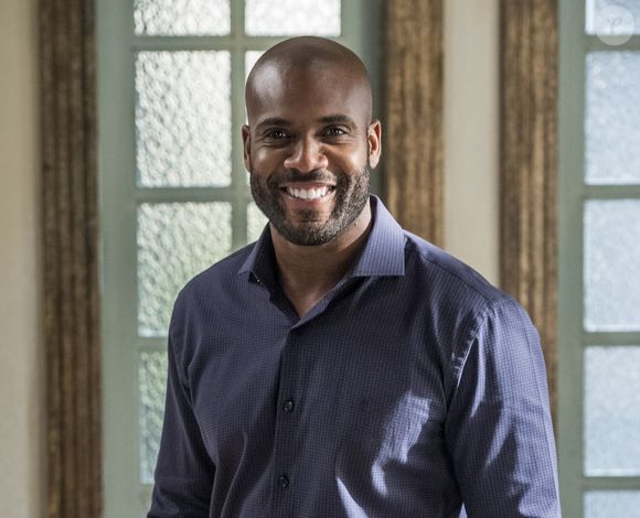 Rafael Zulu marcou presença no programa 'Sem Censura', da TV Brasil, nesta segunda-feira (05)