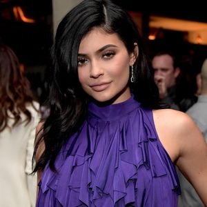 Kylie Jenner já foi acusada de 'exagerar' no preenchimento, dado o grande volume labial