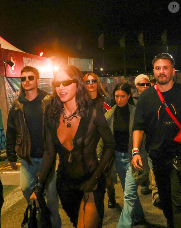 Bruna Marquezine voltou a trajar um look transparente e roubou a cena em festival de música