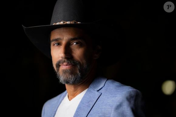 Alberto Cowboy circulava pelo evento com uma produtora, quando, ao avistá-lo, Milena teria começado a gritar: ‘Me processa! Pode me processar!’
