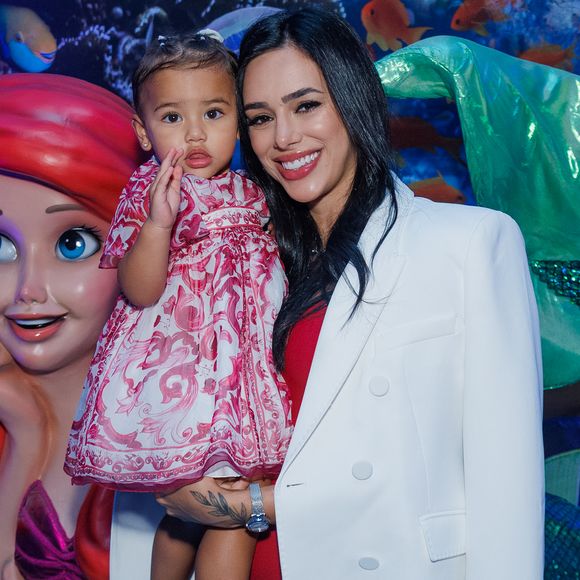 Grávida, Bruna Biancardi posou toda sorridente ao lado da filha Mavie.