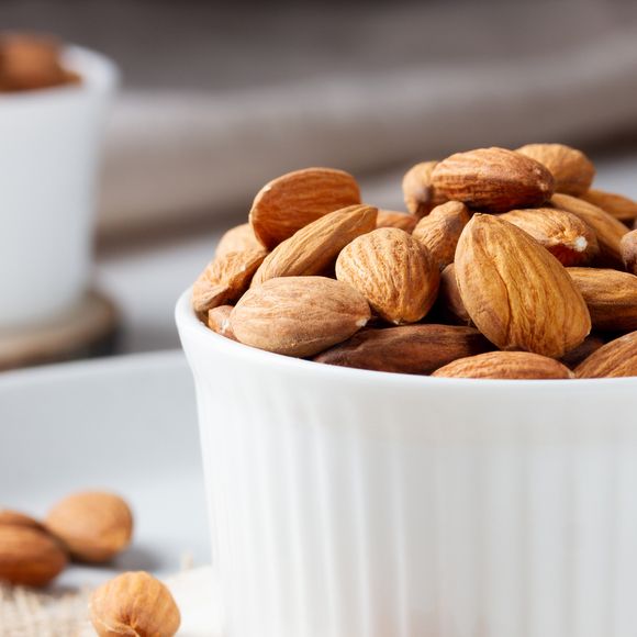 Amêndoas também ajudam a reduzir o colesterol LDL e a pressão arterial graças ao seu teor de fitoesteróis e gorduras insaturadas