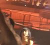 Lady Gaga desceu do palco em ensaio em Copacabana para falar com fãs e foi ovacionada