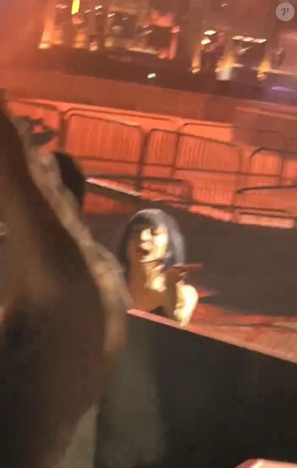 Lady Gaga desceu do palco em ensaio em Copacabana para falar com fãs e foi ovacionada