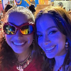 Alice Carvalho e Anitta também curtiram os desfiles das escolas de samba no Carnaval 2026 juntinhas, onde foram flagradas conversando ao pé do ouvido