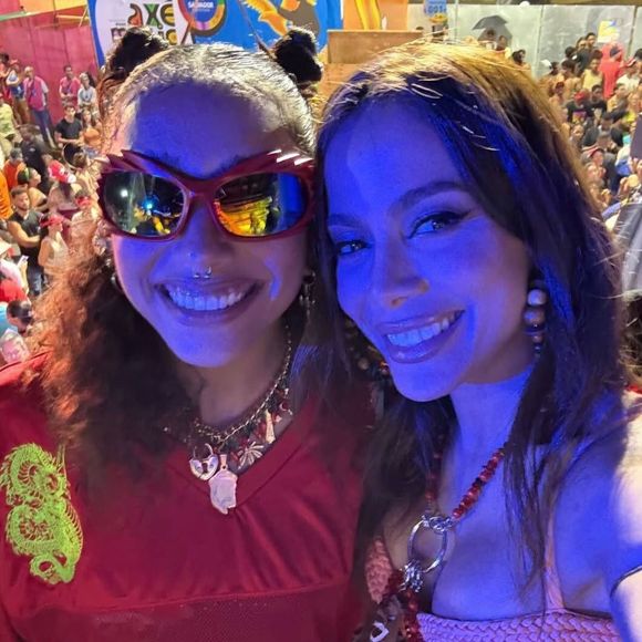 Alice Carvalho e Anitta também curtiram os desfiles das escolas de samba no Carnaval 2026 juntinhas, onde foram flagradas conversando ao pé do ouvido