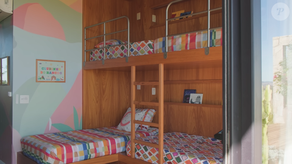 Este é o quarto das crianças, repleto de personalidade e cheio de brinquedos