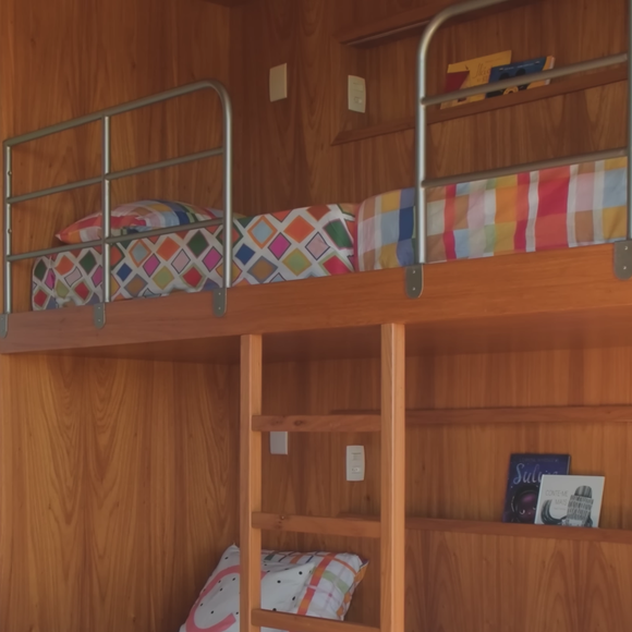 Este é o quarto das crianças, repleto de personalidade e cheio de brinquedos
