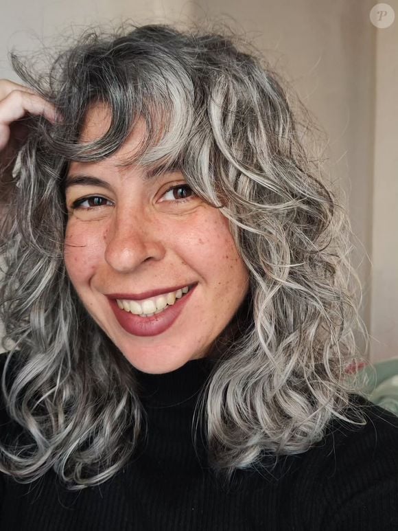 Óleo de coco é aliado para nutrir cabelos grisalhos e reduzir o frizz no dia a dia