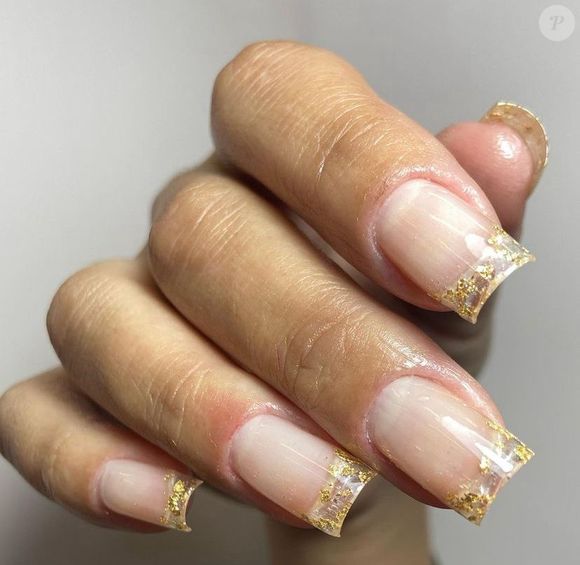 Deixe sua folia ainda mais iluminada com brilho nas unhas.