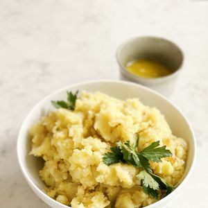 Os ingredientes são 4 batatas, 1 dente de alho, 1 folha de louro, 200ml de leite integral, 200ml de água, 100ml de creme de leite fresco manteiga e sal