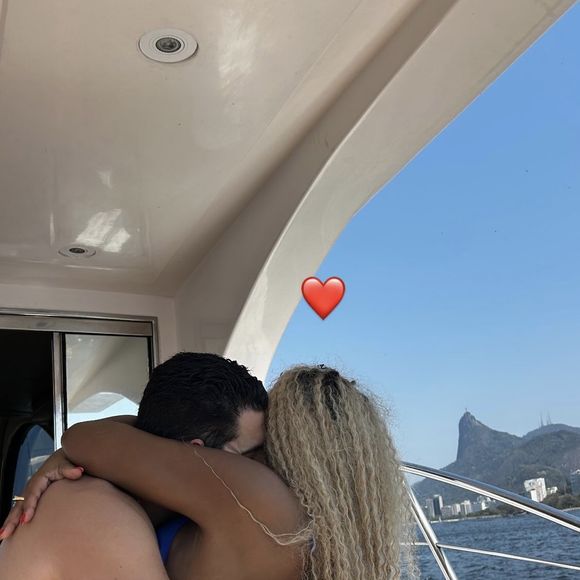 Cariúcha assume novo romance, mas internautas não esquecem beijo com filho de Gugu