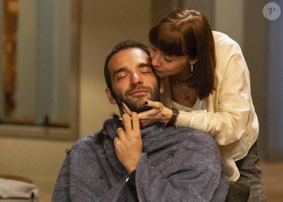Solange (Alice Wegmann) reage após Maria de Fátima (Bella Campos) contar que precisa conversar com eles na novela 'Vale Tudo', capítulo de segunda-feira 8 de setembro de 2025