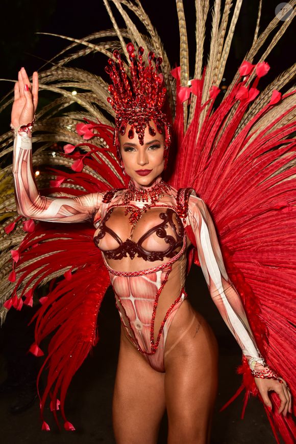 Gabi Martins é a musa da Vila Isabel no Carnaval do Rio de Janeiro