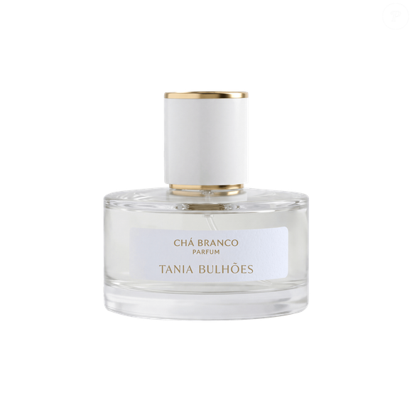 O Chá Branco Parfum, de Tania Bulhões, aposta em uma composição fougère descrita como pura, intensa e luminosa. As notas de saída combinam folhas de chá branco e bergamota, seguidas por jasmim no coração e fava tonka no fundo