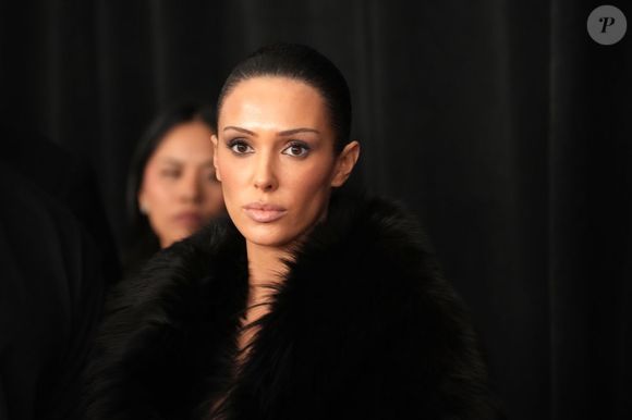 Bianca Censori exibe sobrancelha fina no Grammy 2025